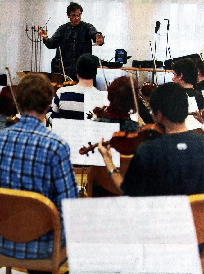 Dirigent Michael Schuler prompt mit den Ägeritalorchester das Jubiläumskonzert 