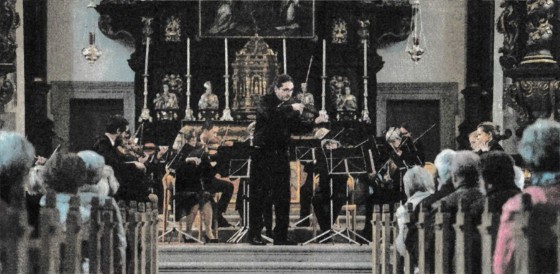 Der Kapellmeister Adrian Häusler (Mitte) begeistert an der Violine